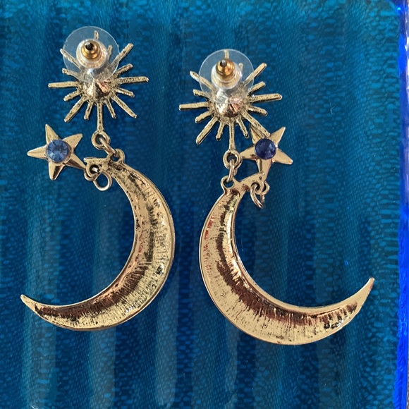 🌙Gold Tone Celestial Moon & Star Drop Earrings⭐️ - Picture 6 of 7